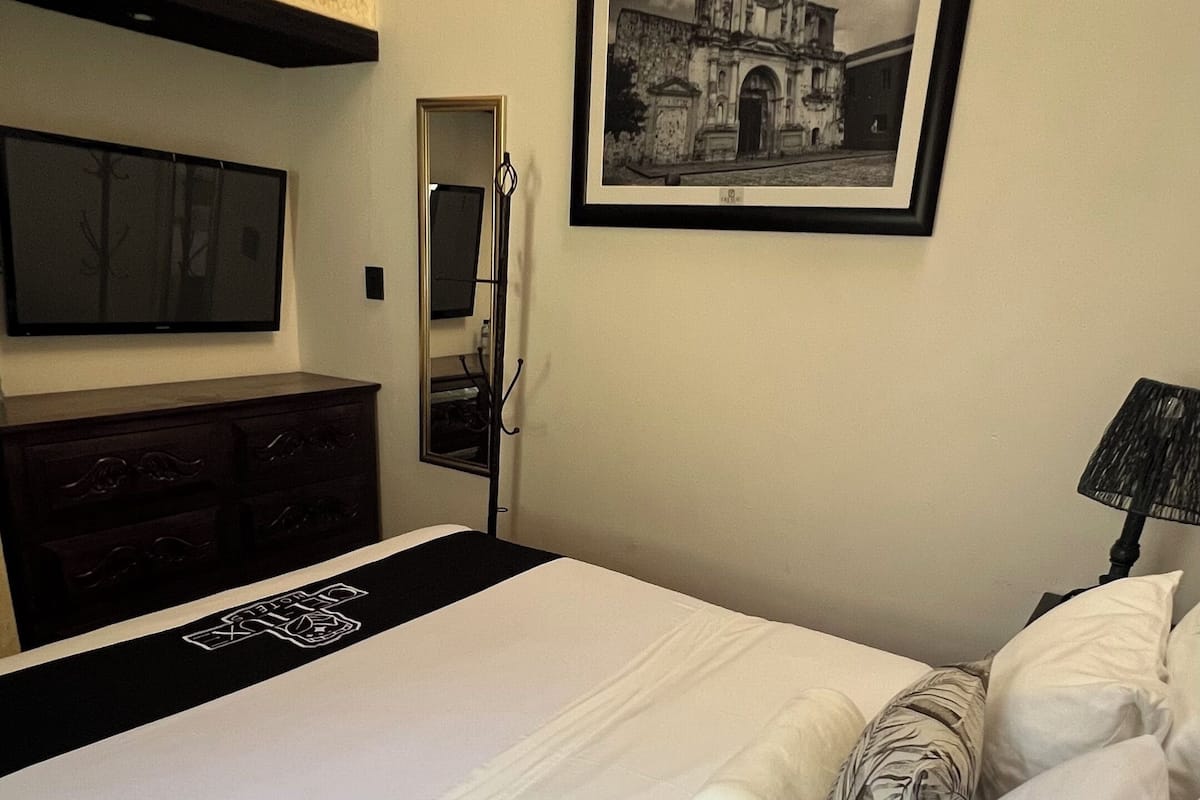 Studio Queen | Premium bedding, individually decorated, individually furnished