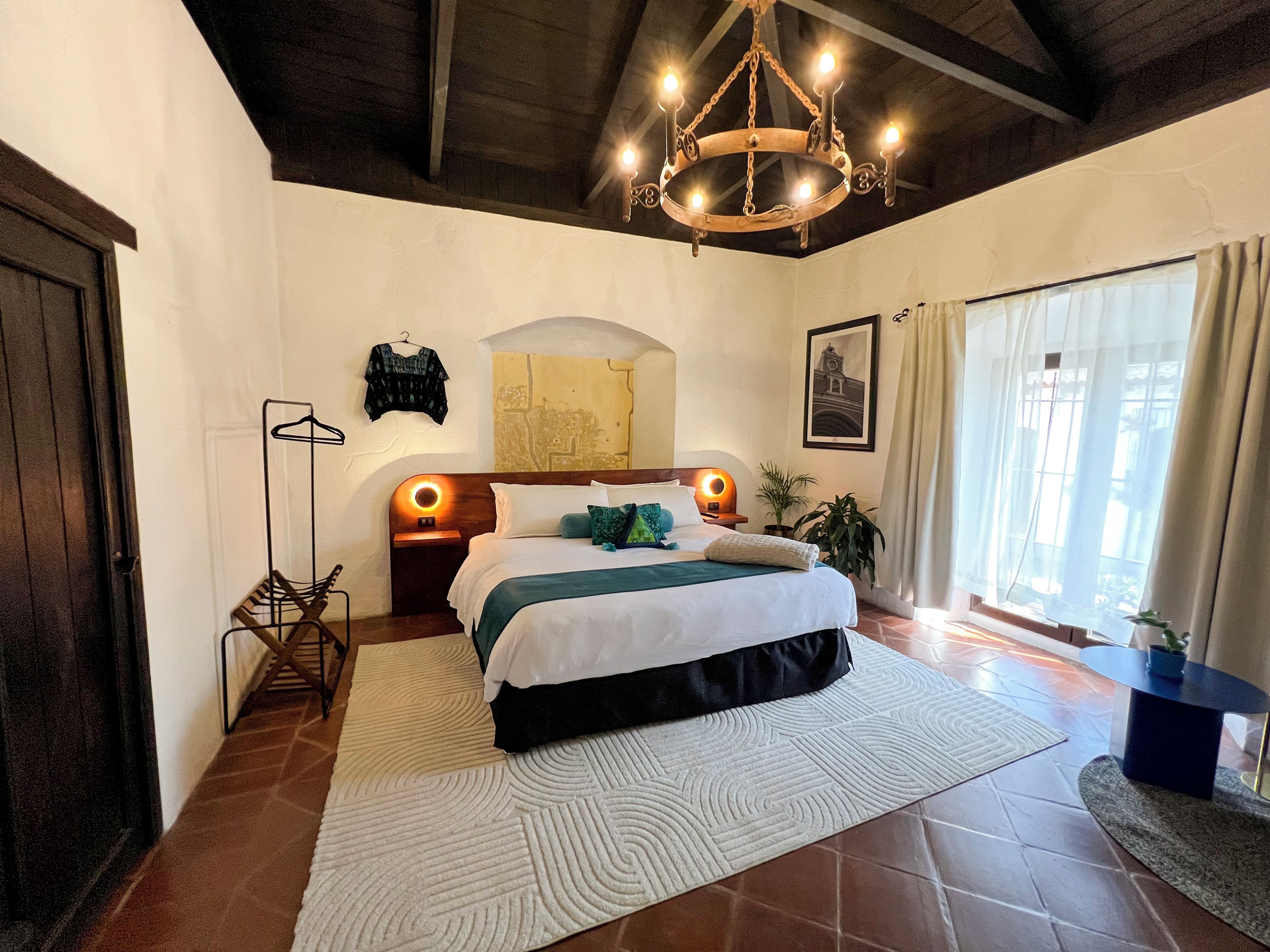 Junior Suite King | Ropa de cama de alta calidad, wifi gratis y decoración personalizada 