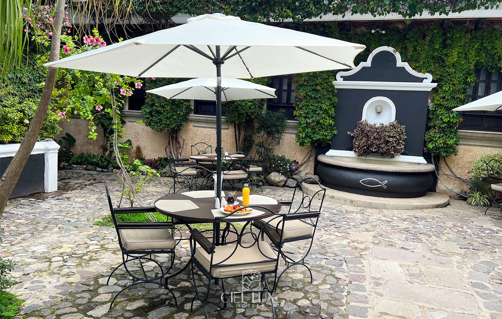 breakfast, lunch, dinner served; international cuisine