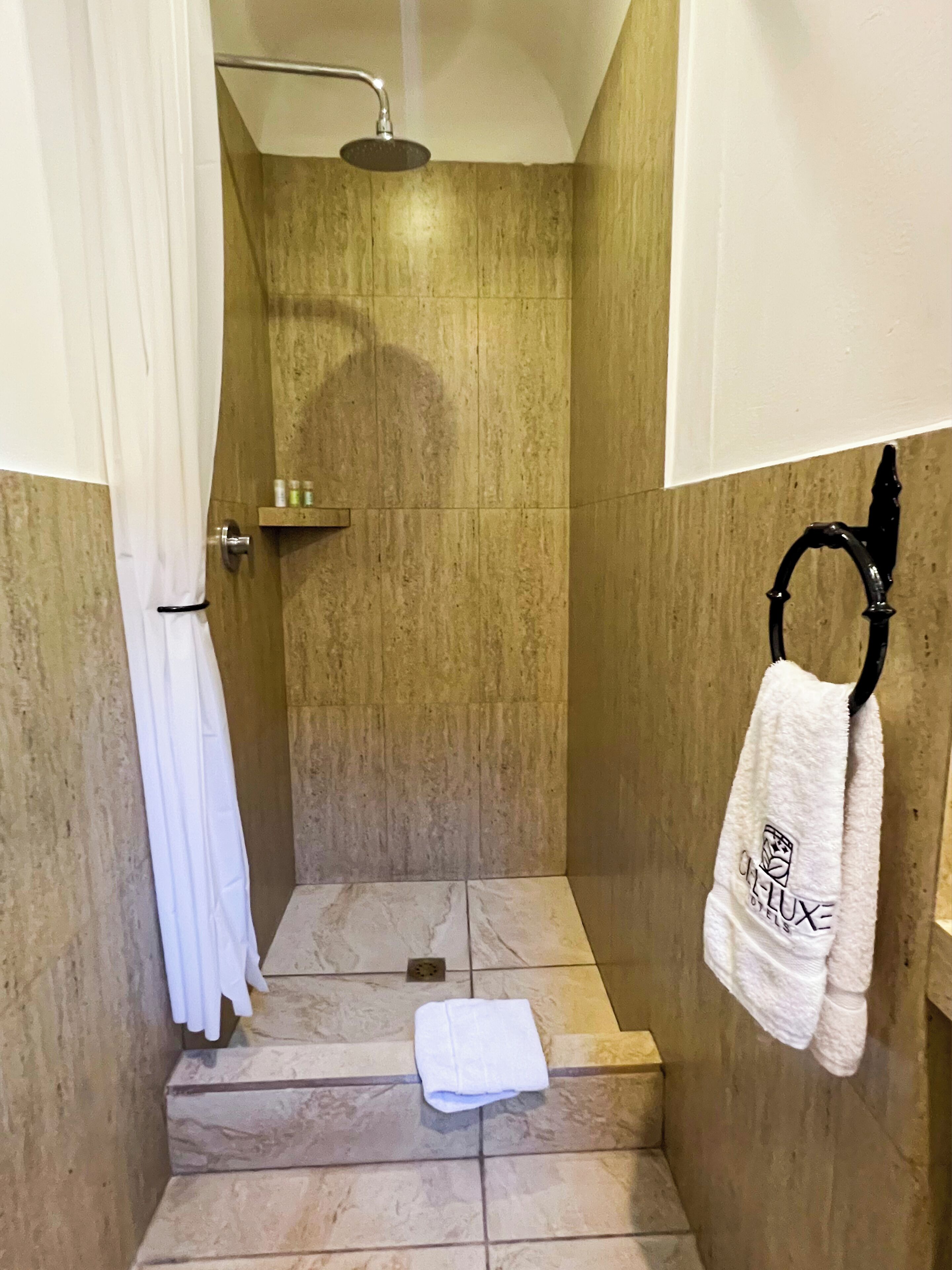 Studio Queen | Baño | Regadera, amenidades de baño gratuitas, secadora de cabello, toallas 