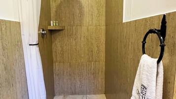 Studio Queen | Baño | Regadera, amenidades de baño gratuitas, secadora de cabello, toallas