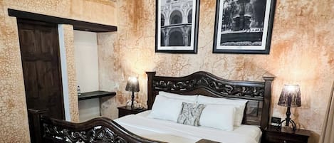 Deluxe King | Premium bedding, WiFi (free), individually decorated