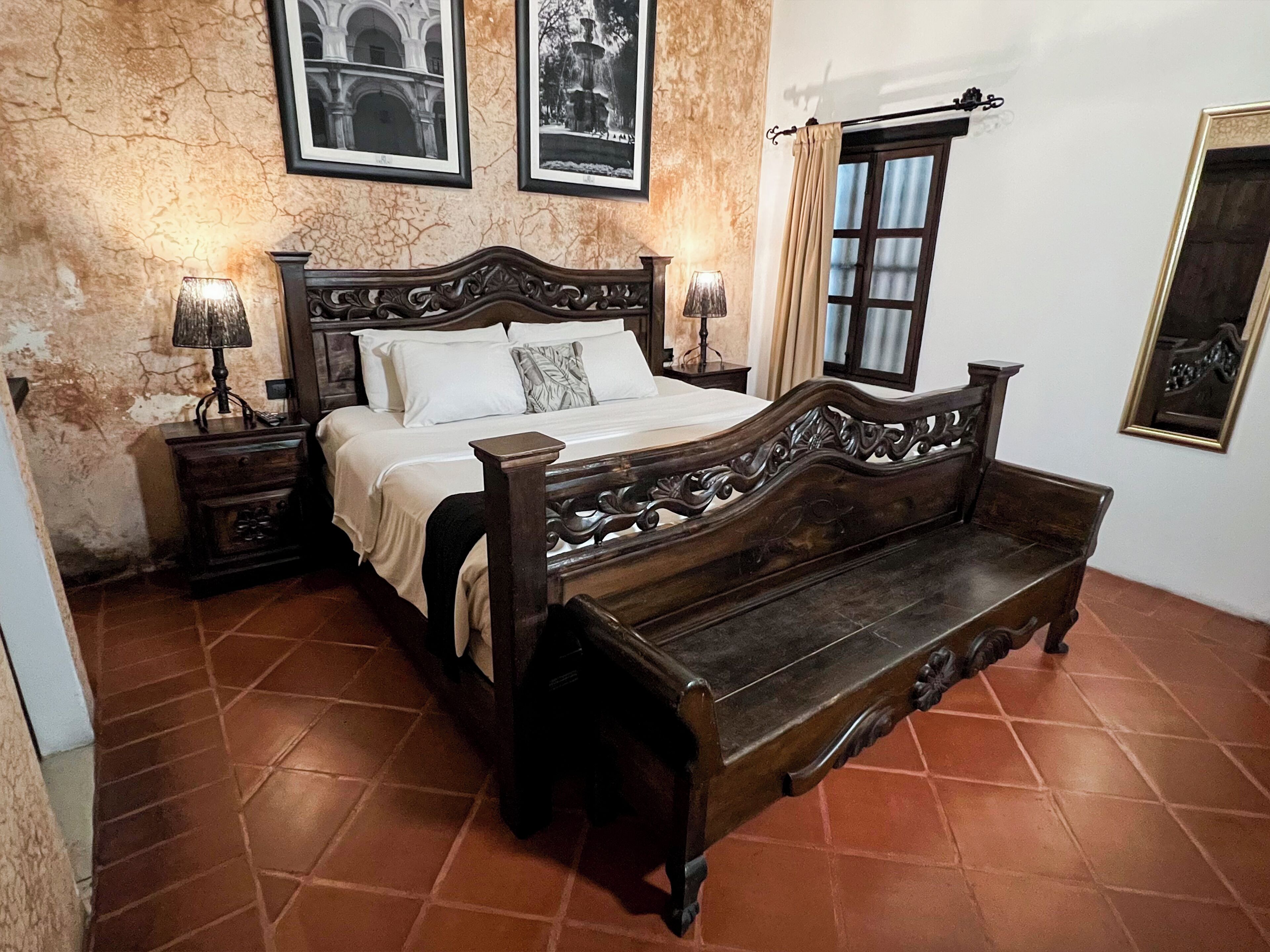 Deluxe King | Ropa de cama de alta calidad, wifi gratis y decoración personalizada 