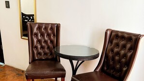 Junior Suite King | Seprai premium, Wi-Fi gratis, dan didekorasi berbeda-beda