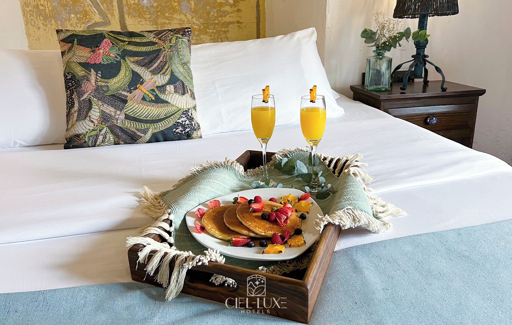 junior suite, 1 king bed | in-room dining