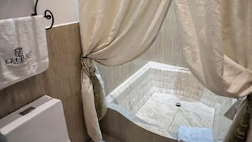 Ein Badezimmer mit Badewanne, Toilette und Handtuchhalter.