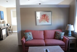 Premium Suite | Bathroom | Combined shower/bathtub, designer toiletries, hair dryer, bathrobes