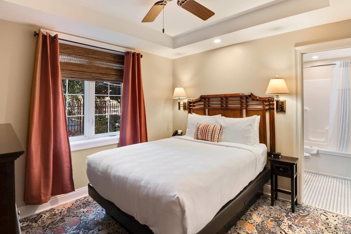 Standard Room, 1 Queen Bed, Non Smoking, Ground Floor, not pet friendly | Premium bedding, down comforters, pillowtop beds, individually decorated