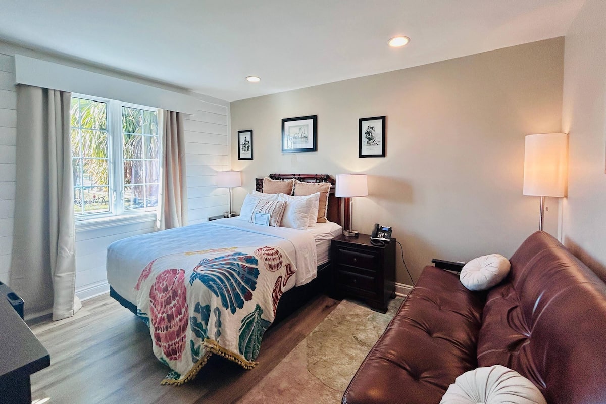 Suite, 1 Queen Bed, Non Smoking (Upgrade) | Premium bedding, down comforters, pillowtop beds, individually decorated