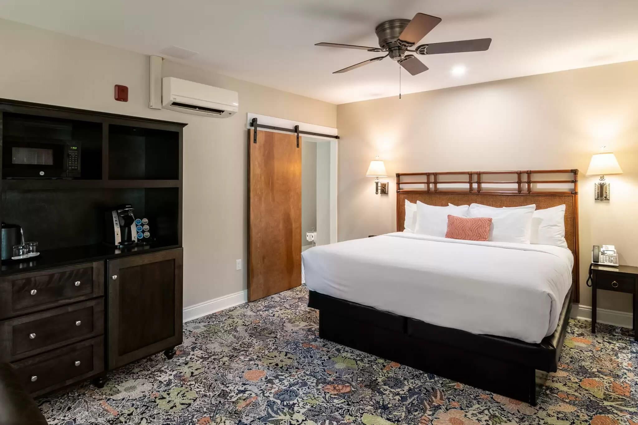 Room, 1 King Bed, Non Smoking (Upgrade) | Premium bedding, down duvets, pillow-top beds, individually decorated