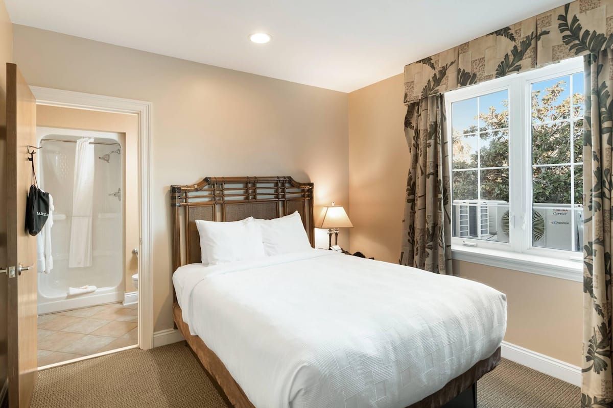 أغطية فراش متميزة وألحفة محشوة بالريش وأسرّة بطبقة علوية مريحة