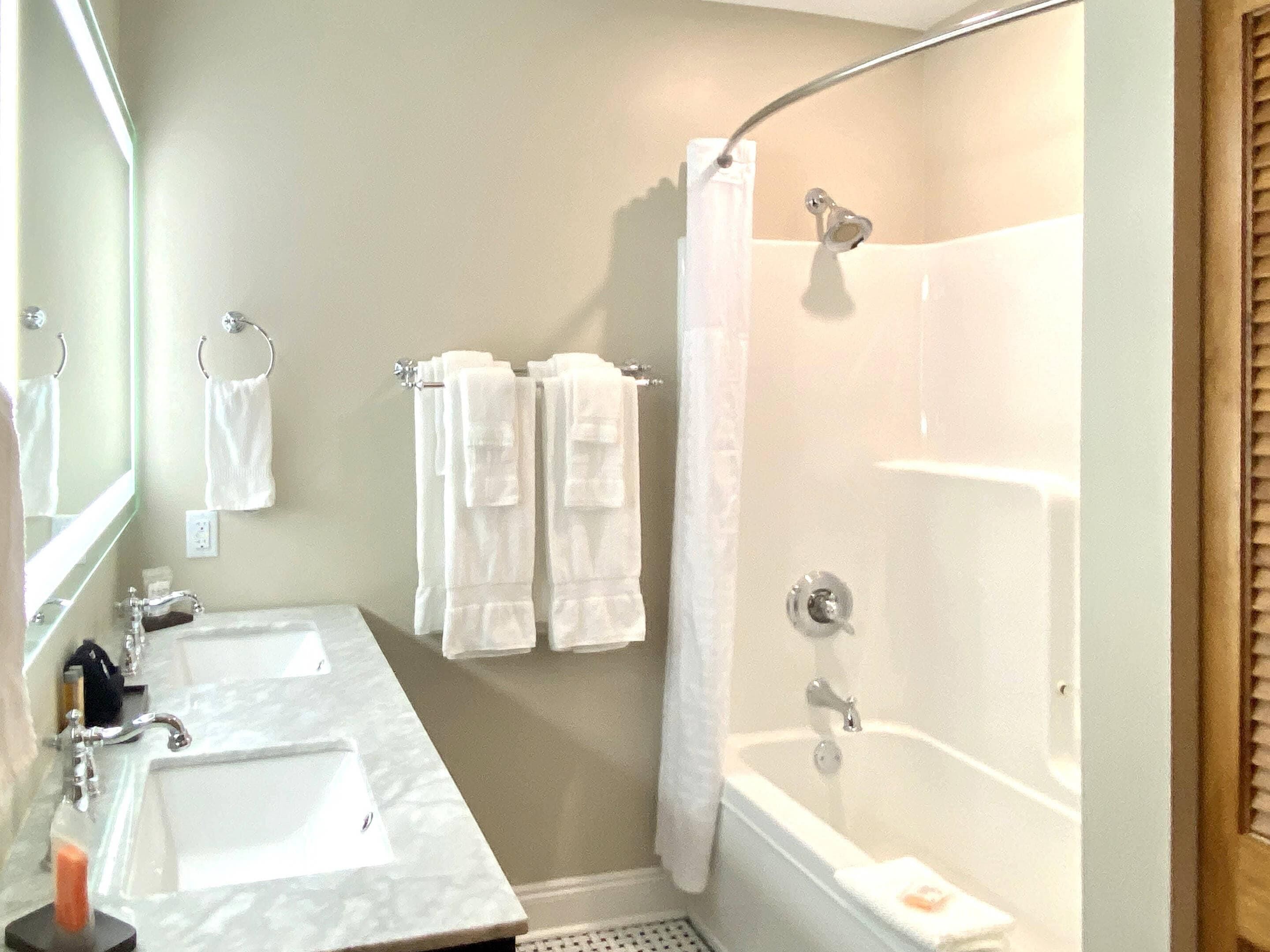 Room, 1 King Bed, Non Smoking (Upgrade) | Premium bedding, down comforters, pillowtop beds, individually decorated