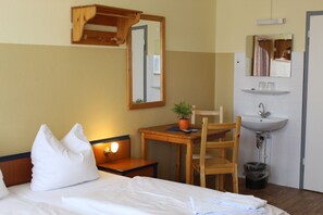 Double Room, 2 Twin Beds, Shared Bathroom | Free WiFi, bed sheets