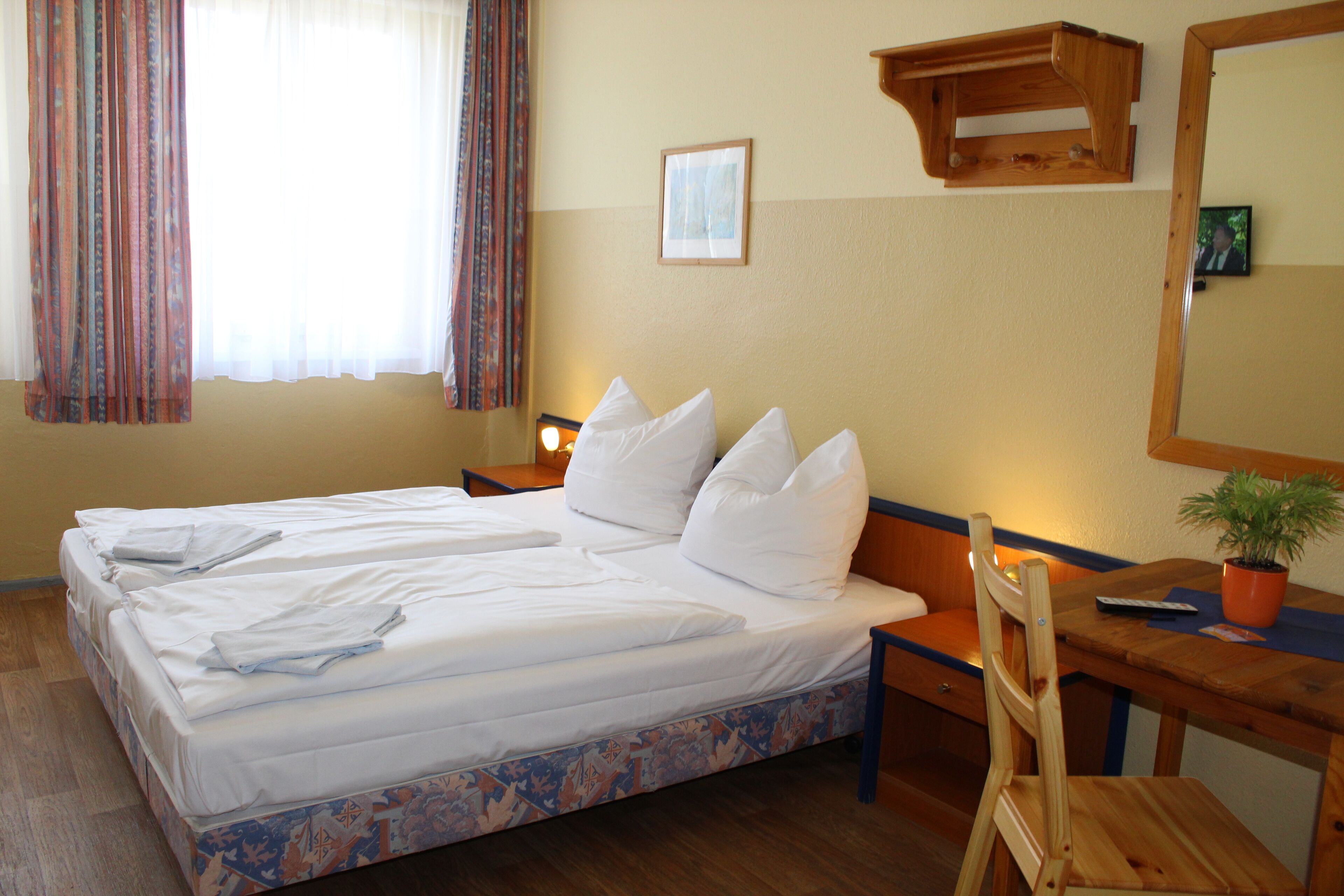 Double Room, 2 Twin Beds, Shared Bathroom | Free WiFi, bed sheets