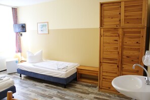 Chambre Triple, 3 lits une place, salle de bains commune