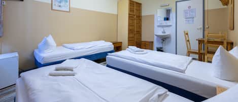 Triple Room, 3 Single Beds, Shared Bathroom