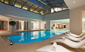 Outdoor pool, pool umbrellas, pool loungers - Porto Platanias Village (Platanias)