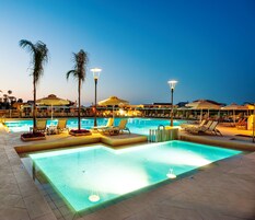 Piscina externa, guarda-sóis, espreguiçadeiras