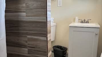 Standard Room, 1 King Bed, Non Smoking | Bathroom | Shower