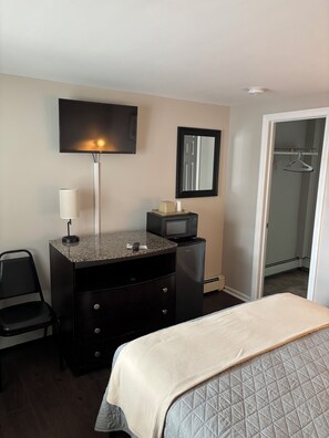 Standard Room, 1 Queen Bed, Non Smoking | Free WiFi - Shore Point Motel (Point Pleasant Beach)