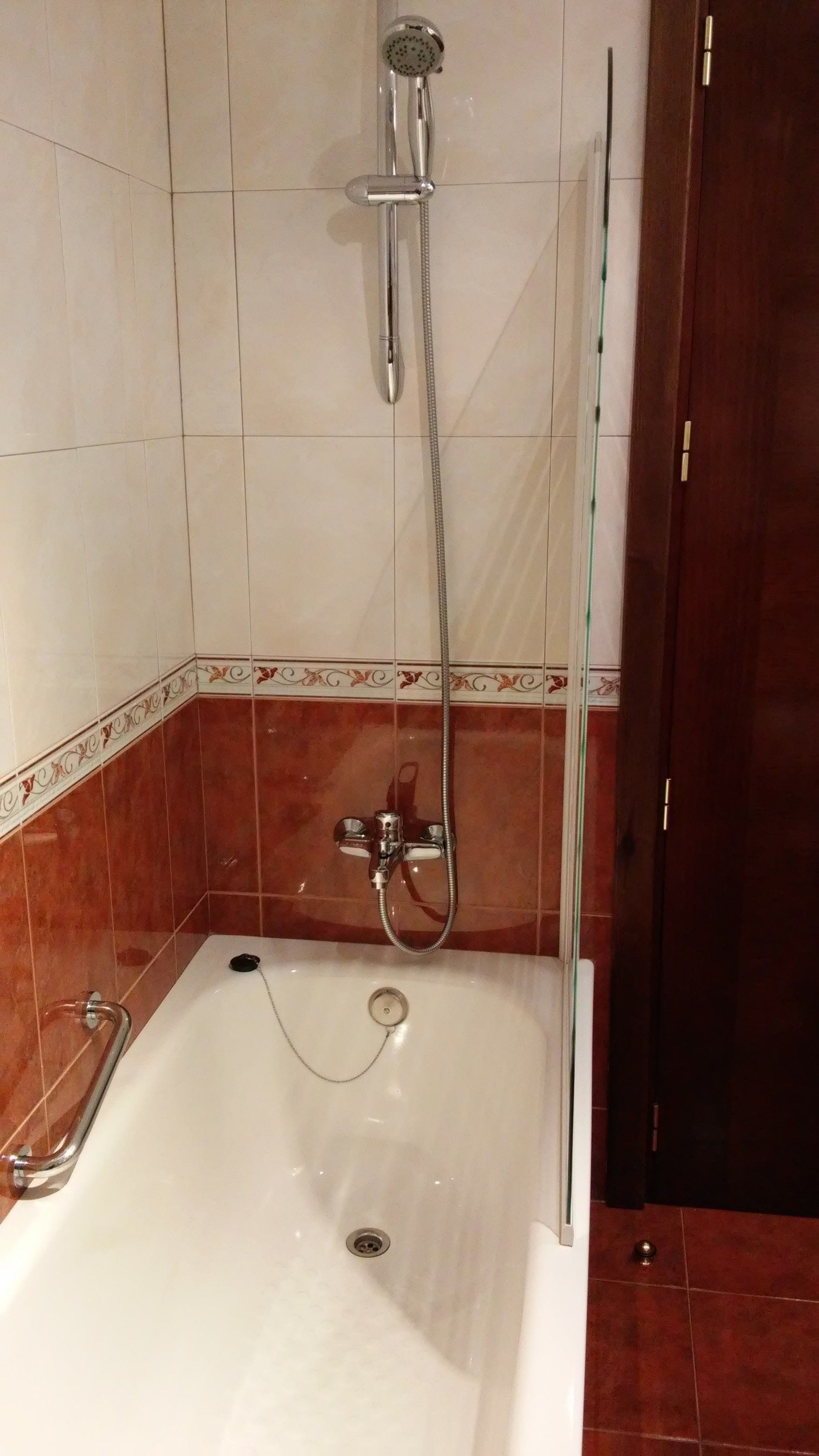 Tweepersoonskamer | Badkamer | Een bad/douchecombinatie, een haardroger