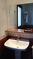 Habitación con 2 camas individuales (with Extra Bed) | Lavabo del cuarto de baño