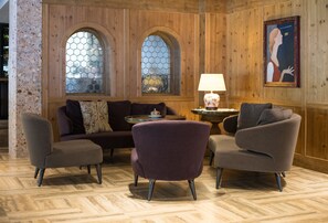 Coin salon dans le hall