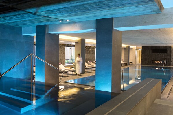 Piscine couverte, chaises longues