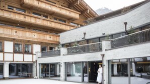 Een meerhoog gebouw met houten balkons en grote ramen.