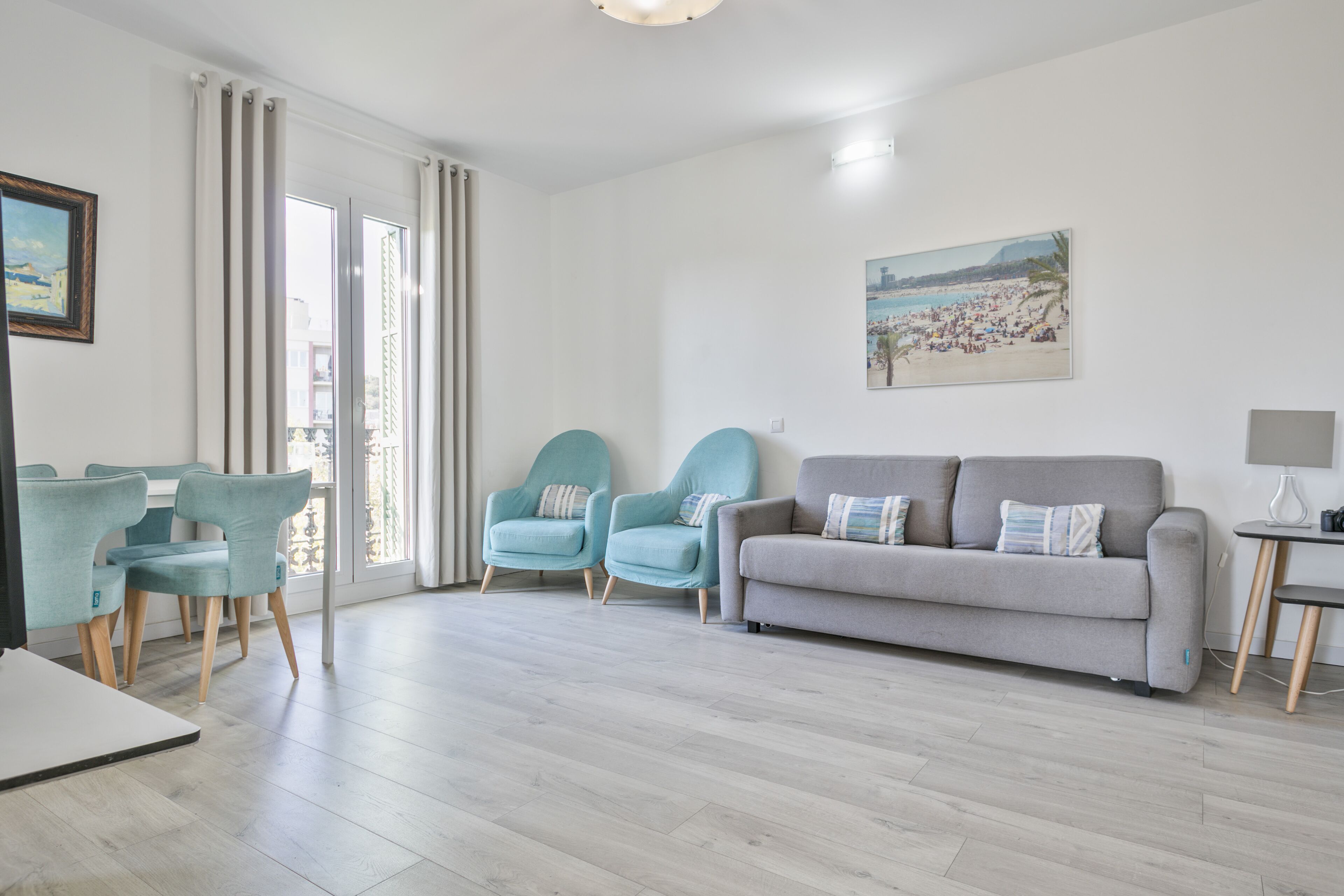 Apartment, 4 Schlafzimmer, Balkon, Stadtblick | Wohnzimmer | 42-Zoll-Flachbildfernseher mit Satellitenempfang, Fernseher