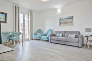 Appartement, 4 chambres, balcon, vue ville | Salle de séjour | Télévision à écran plat de 42 pouces avec chaînes par satellite
