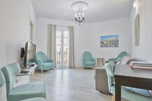 Lägenhet - 3 sovrum - balkong - utsikt mot staden | Vardagsrum | 42-tums platt-tv med satellitkanaler och tv