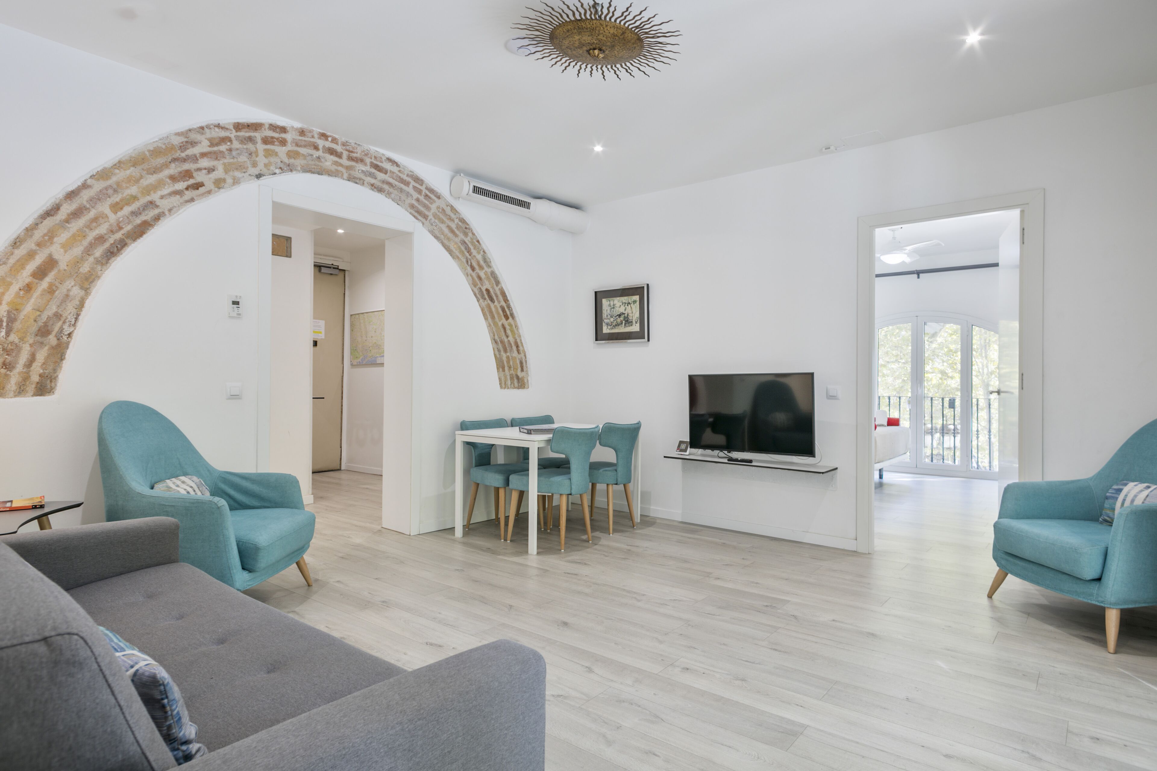 Apartamento, 4 quartos, sacada, vista para a cidade | Sala de estar | TV de tela plana 42 polegadas com canais via satélite, TV