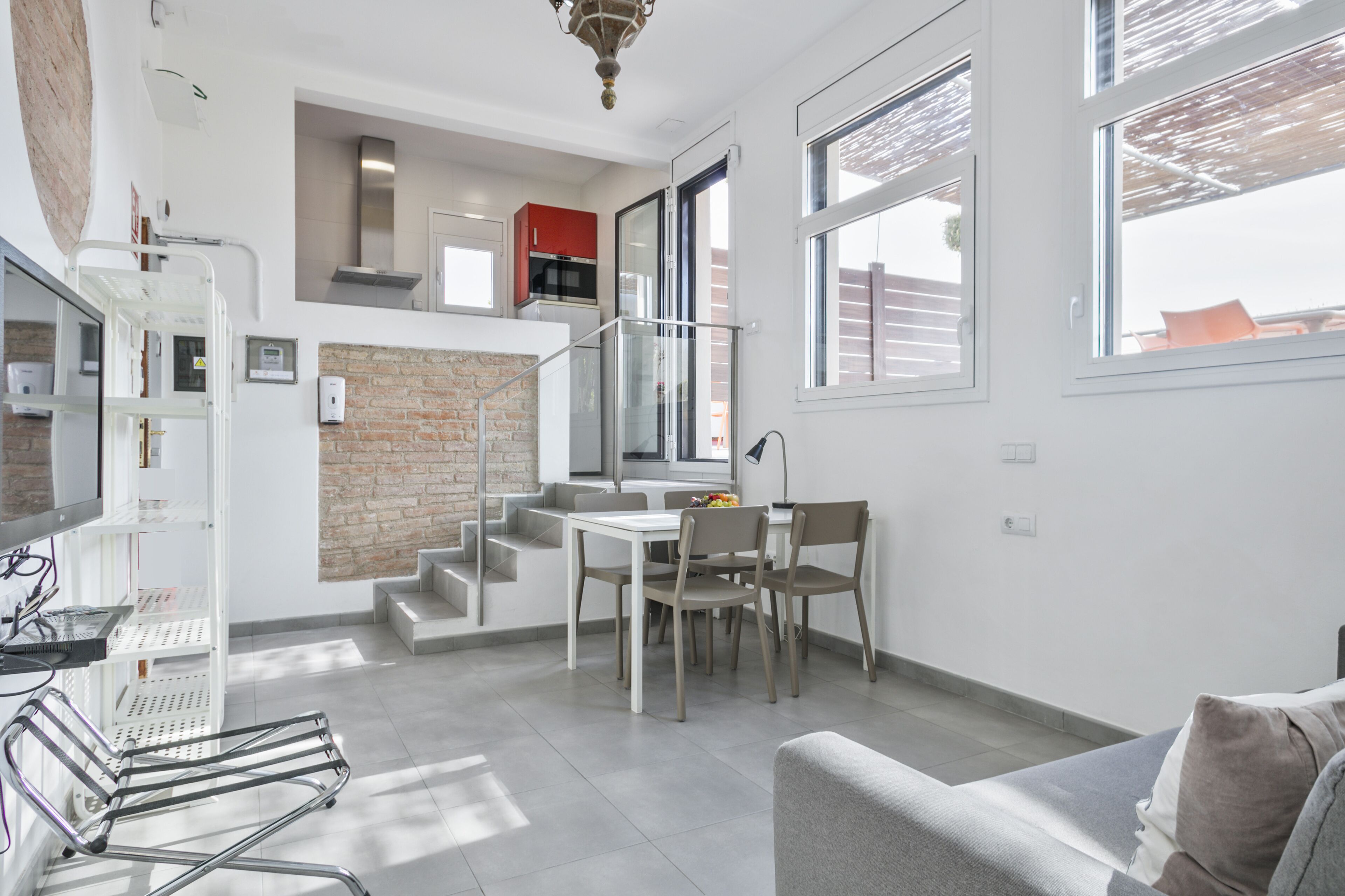 Penthouse, 1 Schlafzimmer, Terrasse, Stadtblick | Wohnzimmer | 42-Zoll-Flachbildfernseher mit Satellitenempfang, Fernseher