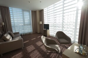 Business Suite, 1 Bedroom | Hypo-allergenic bedding, minibar, in-room safe, desk