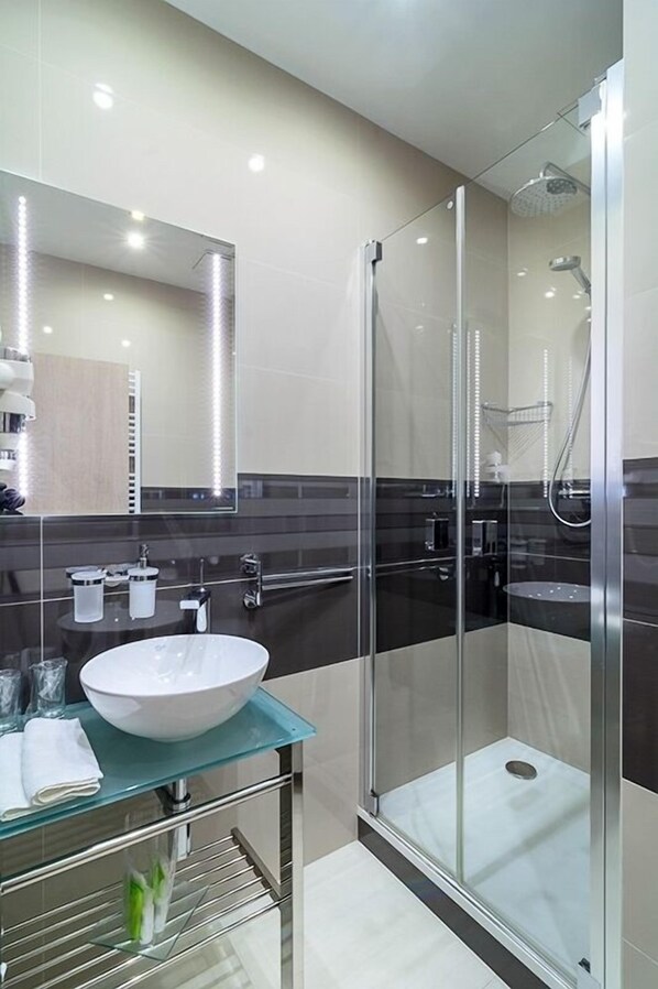 Habitación individual estándar | Ropa de cama hipoalergénica y minibar 