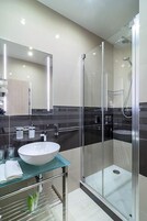 Habitación individual estándar | Ropa de cama hipoalergénica, minibar, caja fuerte y escritorio