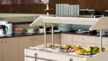 Tägliches Frühstücksbuffet (10.90 EUR pro Person)