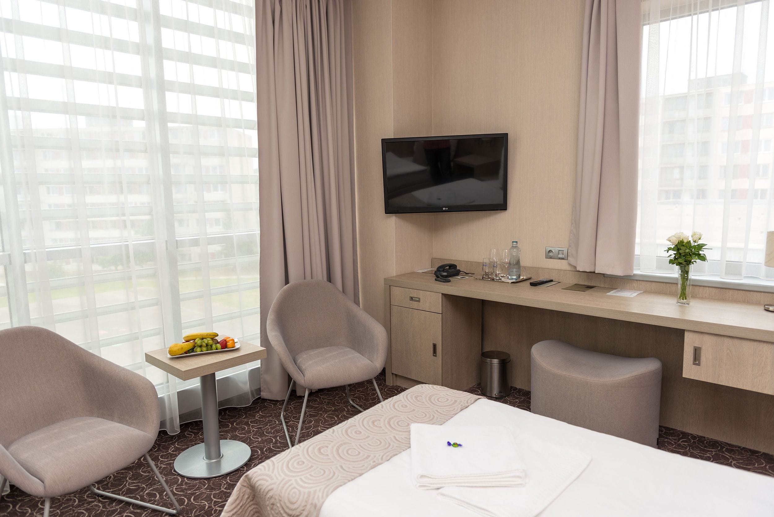 hypo-allergenic bedding, minibar, in-room safe, desk