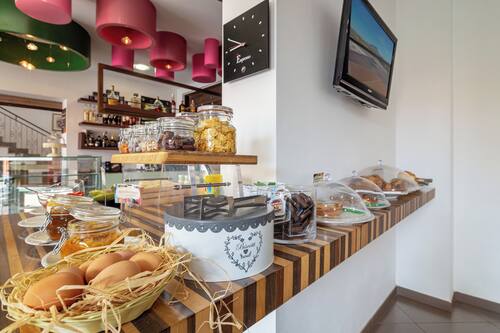 Se ofrece un desayuno bufé todos los días (por un coste adicional)