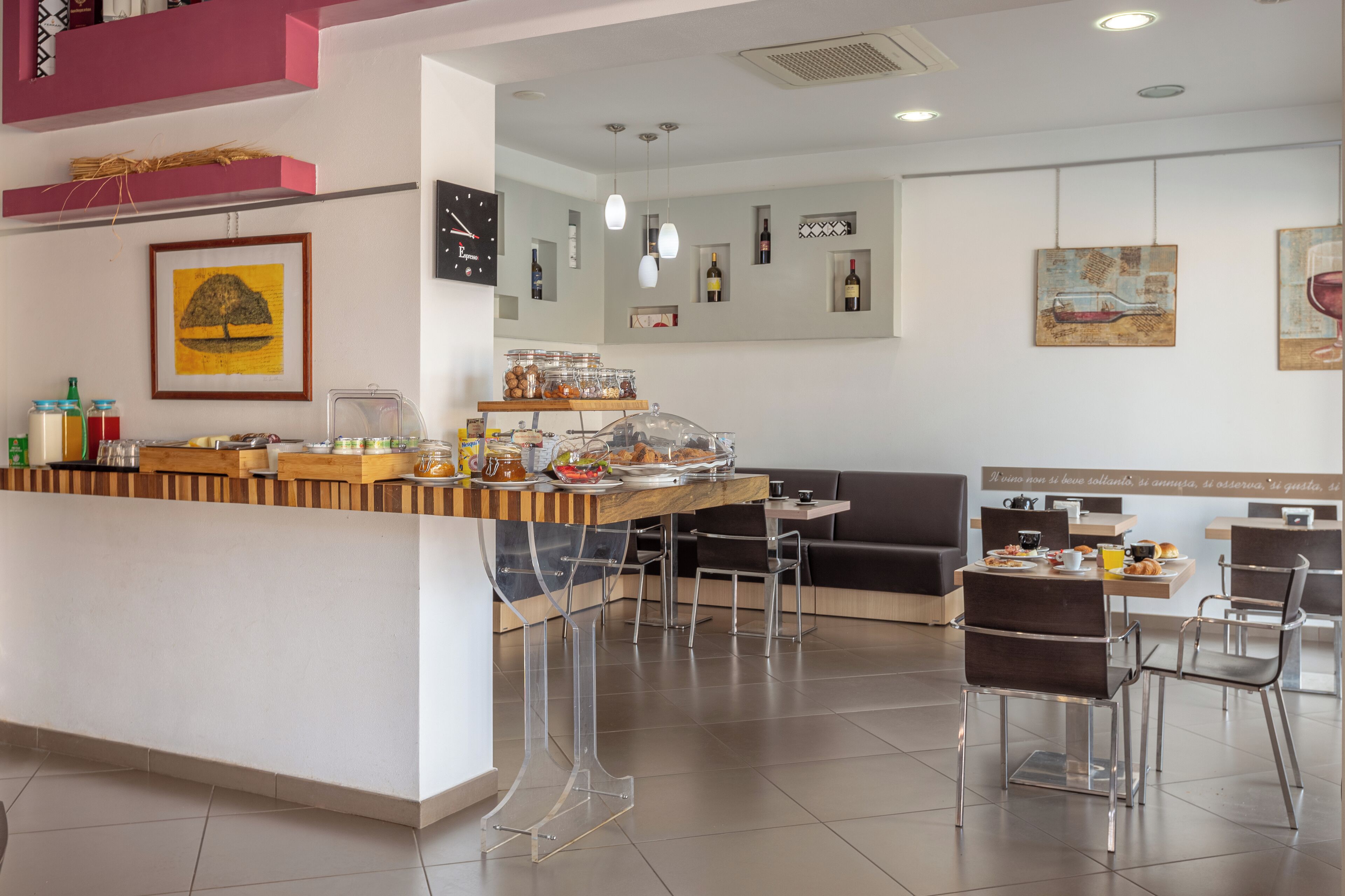 Frokostbuffé hver dag (EUR 10 per person)