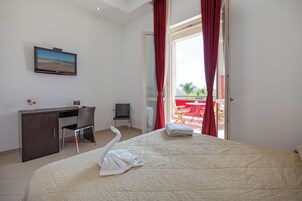 Minibar, caja de seguridad en la habitación y decoración personalizada 