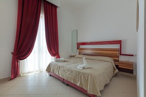 Double Room | Minibar, in-room safe, individually decorated, desk - Divino Hotel (Misiliscemi)