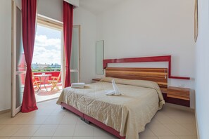 Doppelzimmer | Minibar, Zimmersafe, individuell dekoriert, Schreibtisch