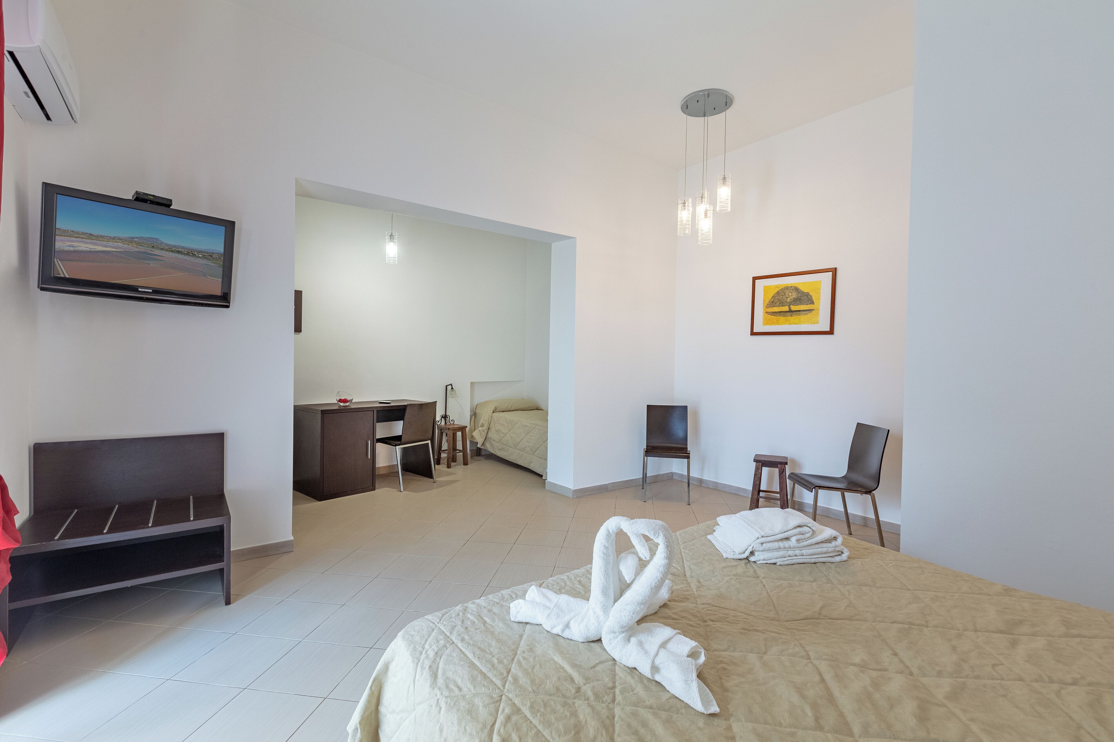 Kamar Triple | Minibar, brankas, didekorasi berbeda-beda, dan meja kerja