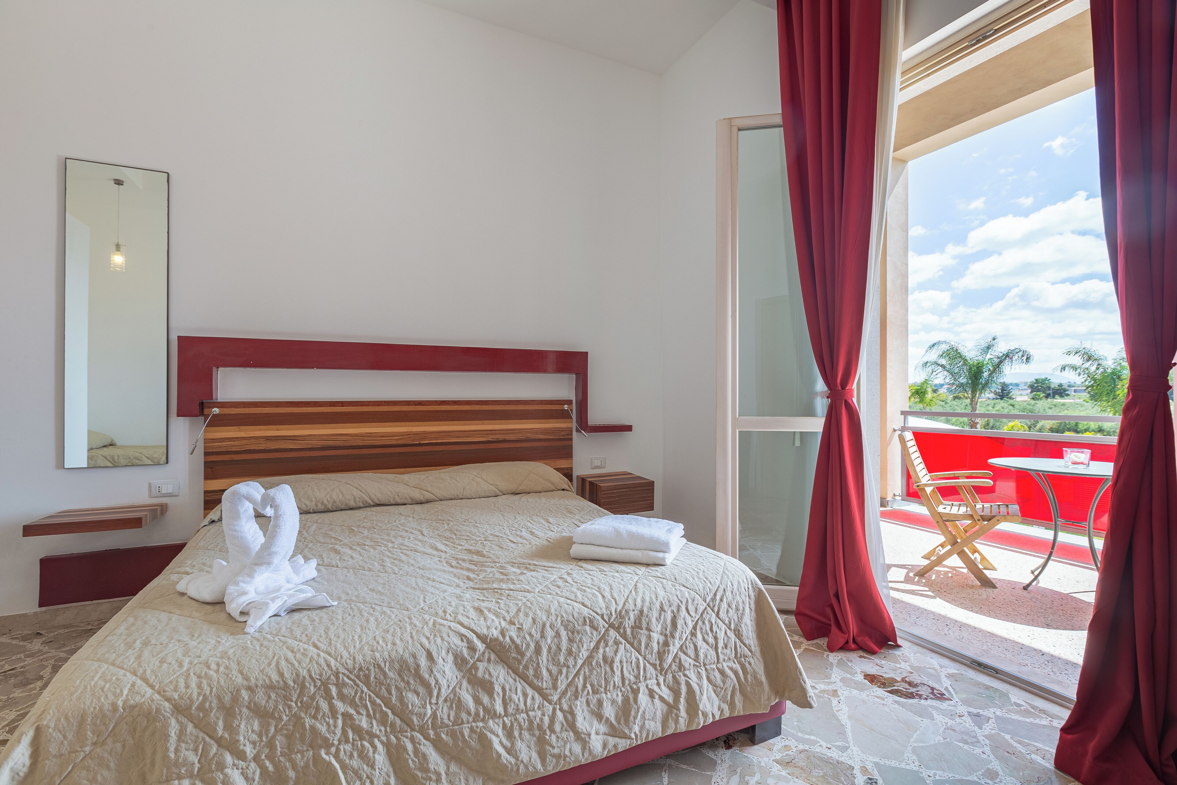 Minibar, brankas, didekorasi berbeda-beda, dan meja kerja