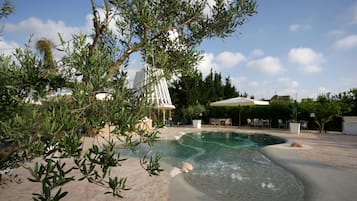 Piscina stagionale all'aperto, una piscina naturale, lettini