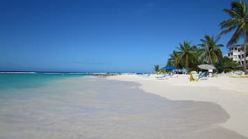 Pantai di sekitar, pasir putih, dan handuk pantai