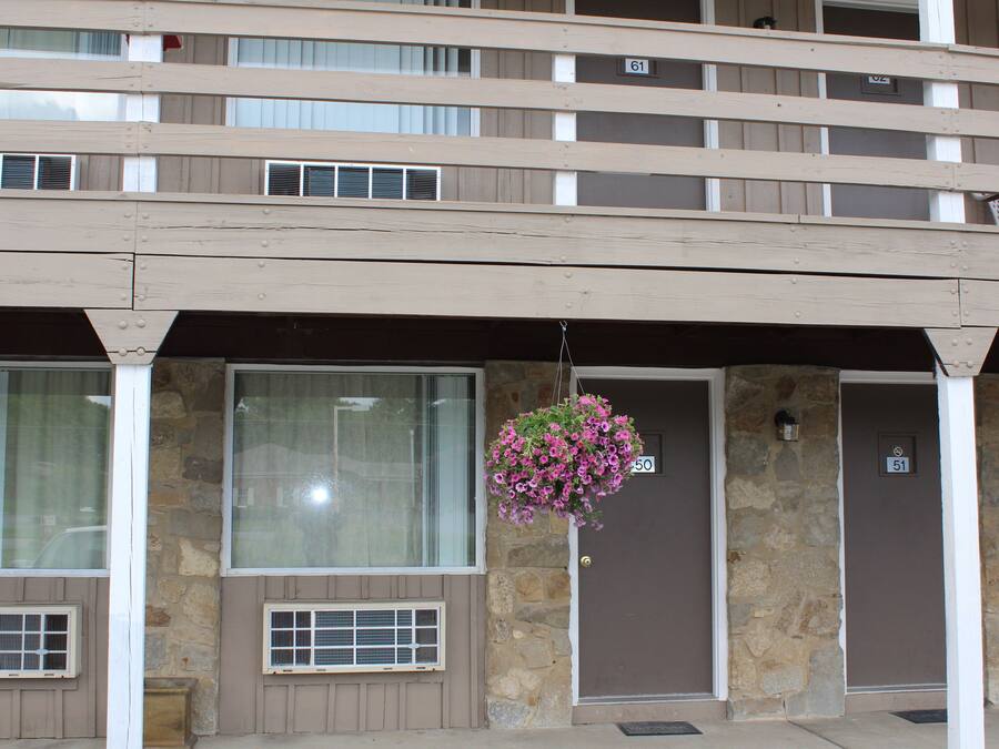 Un edificio de varios pisos con fachada de piedra y un balcón.