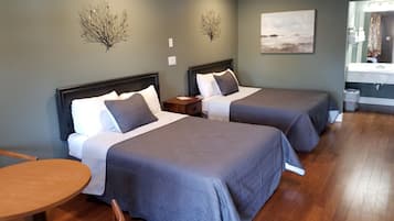 Standard-dobbeltværelse - 2 dobbeltsenge - ikke-ryger | Skrivebord, ekstra senge (tillægsgebyr), gratis Wi-Fi, sengetøj